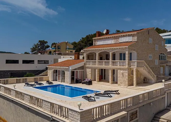 House Nova 4*