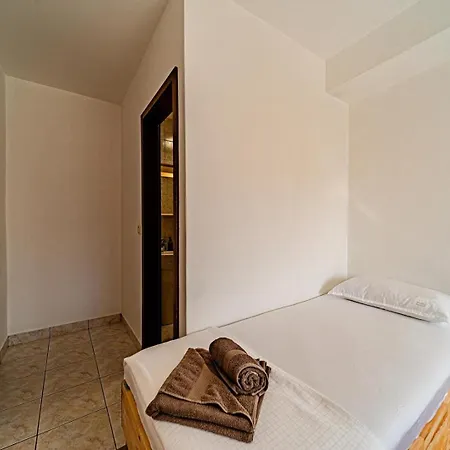 House Nova Pensión 4*