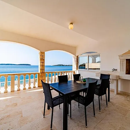 House Nova Pensión Blato (Korcula)